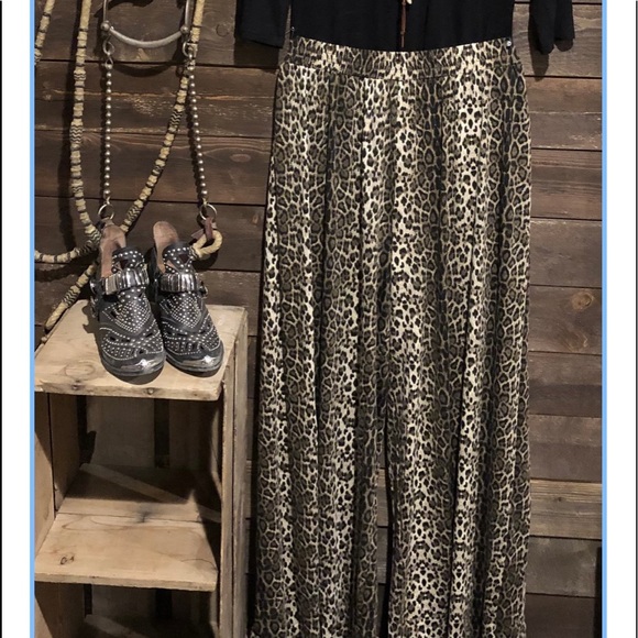 ♥️Valentines Sale 3/$15 add to bundle for savings Leapard Print Flare-Very Flare - Picture 2 of 7